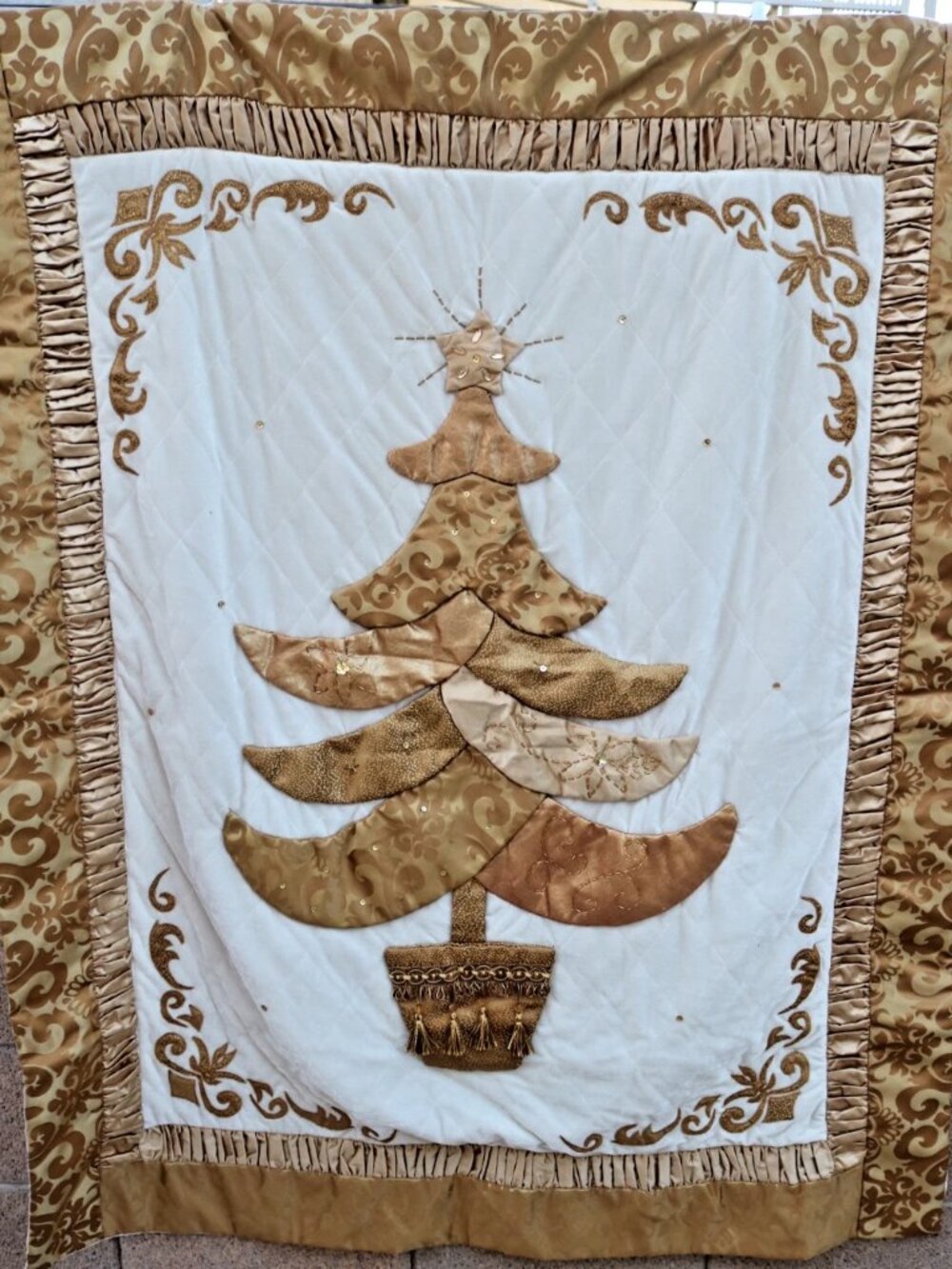 Vintage Gold Christmas Tree Quilted Wall Hanging Holiday Decor Tassel Accent